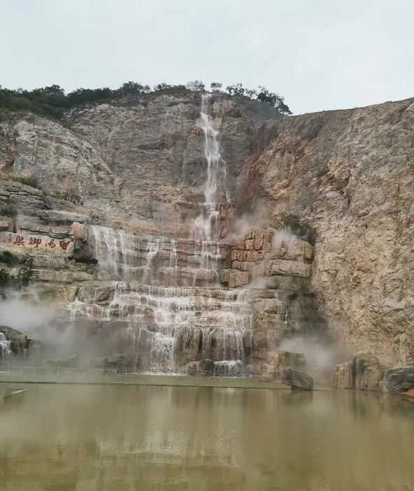 湯山礦坑公園瀑布圖