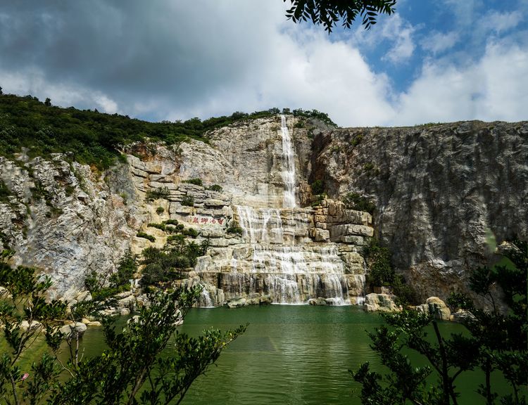 礦山修復前假山施工